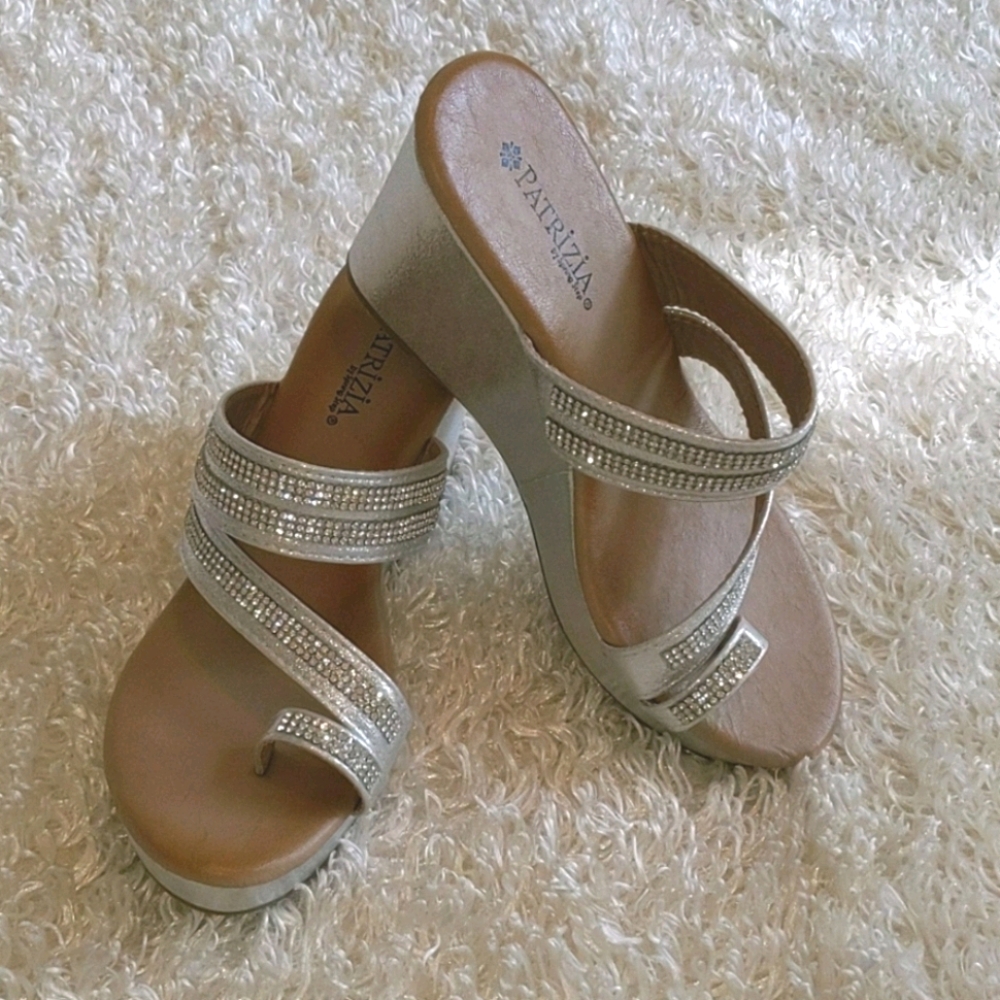 WOW!! Beautiful NEW Patrizia silver sandals SZ 39